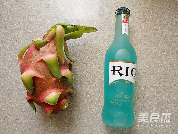酒香火龙果冰饮