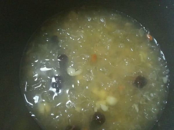 红枣银耳莲子汤