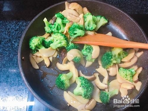 西兰花炒蘑菇的做法