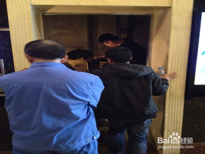 困在电梯里面了怎么办