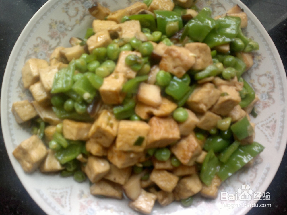 <b>制作简单健康的下饭菜青椒豌豆香菇丁烧豆腐</b>