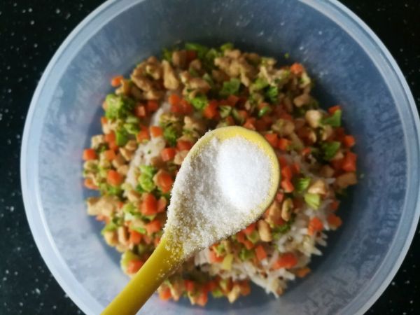藜麦鸡肉蔬菜饭团