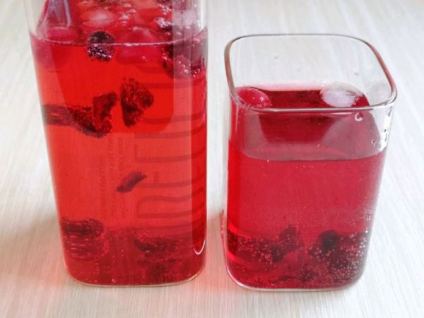 蔓越莓柠檬气泡水
