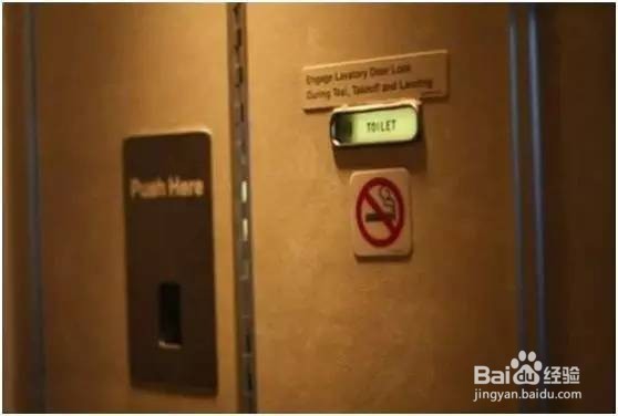 大妈飞机桌板上晒脚，如何文明乘坐飞机？