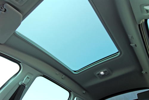 汽车里sunroof和moonroof有什么区别