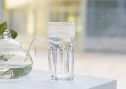 早上起来空腹喝一杯白开水不吃早饭这样对身体有好处没 。。