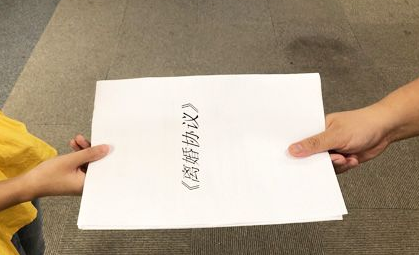 离婚协议书自己打印还是去民政局