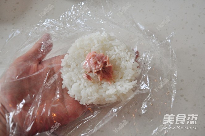 金枪鱼饭团的做法