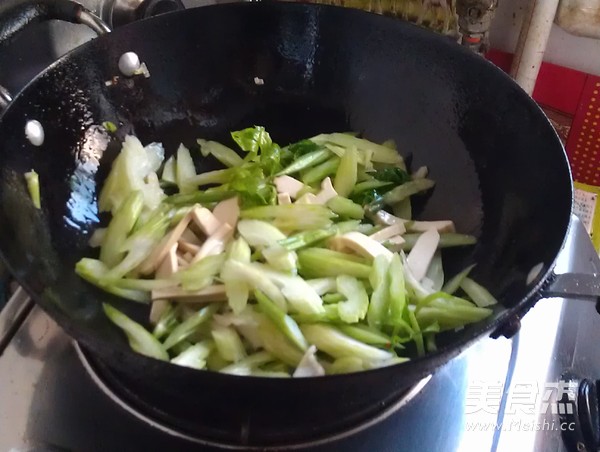 芹菜炒香干的做法