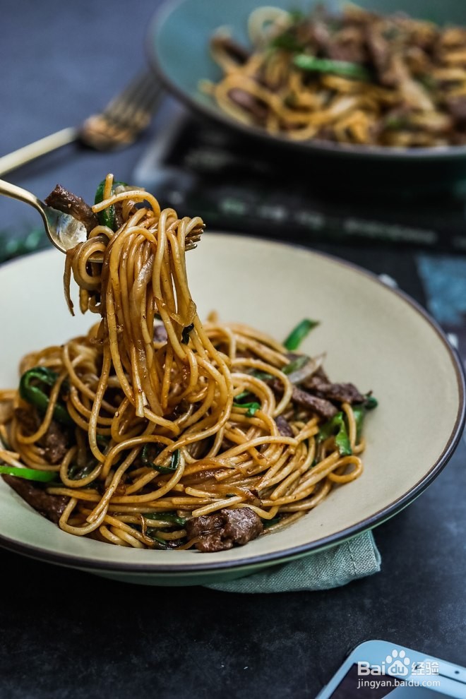 教大家黑椒牛柳炒面的做法