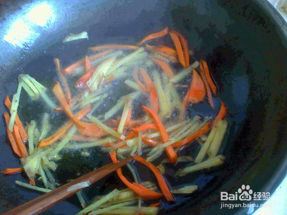 怎样做好西红柿焖梭鱼[姜丝胡萝卜丝西红柿打底]