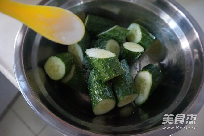 炝拌黄瓜皮的做法