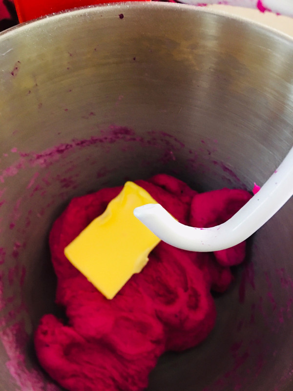 火龙果麻薯坚果软欧包