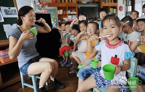 一岁宝宝学刷牙
