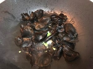 健康养生佳品茭白炒木耳的做法