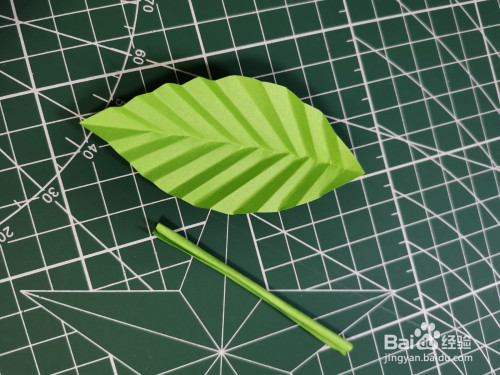 纸质手工制作:爬在叶子上的蚕