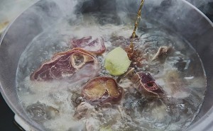 山药玉米火腿骨汤的美味做法