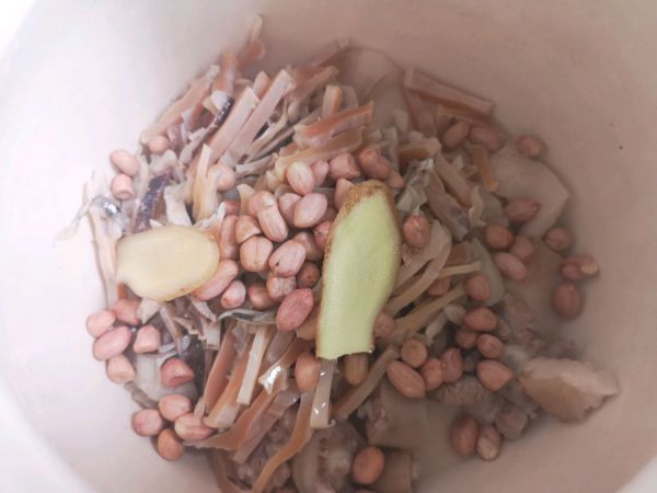 墨鱼猪尾花生汤