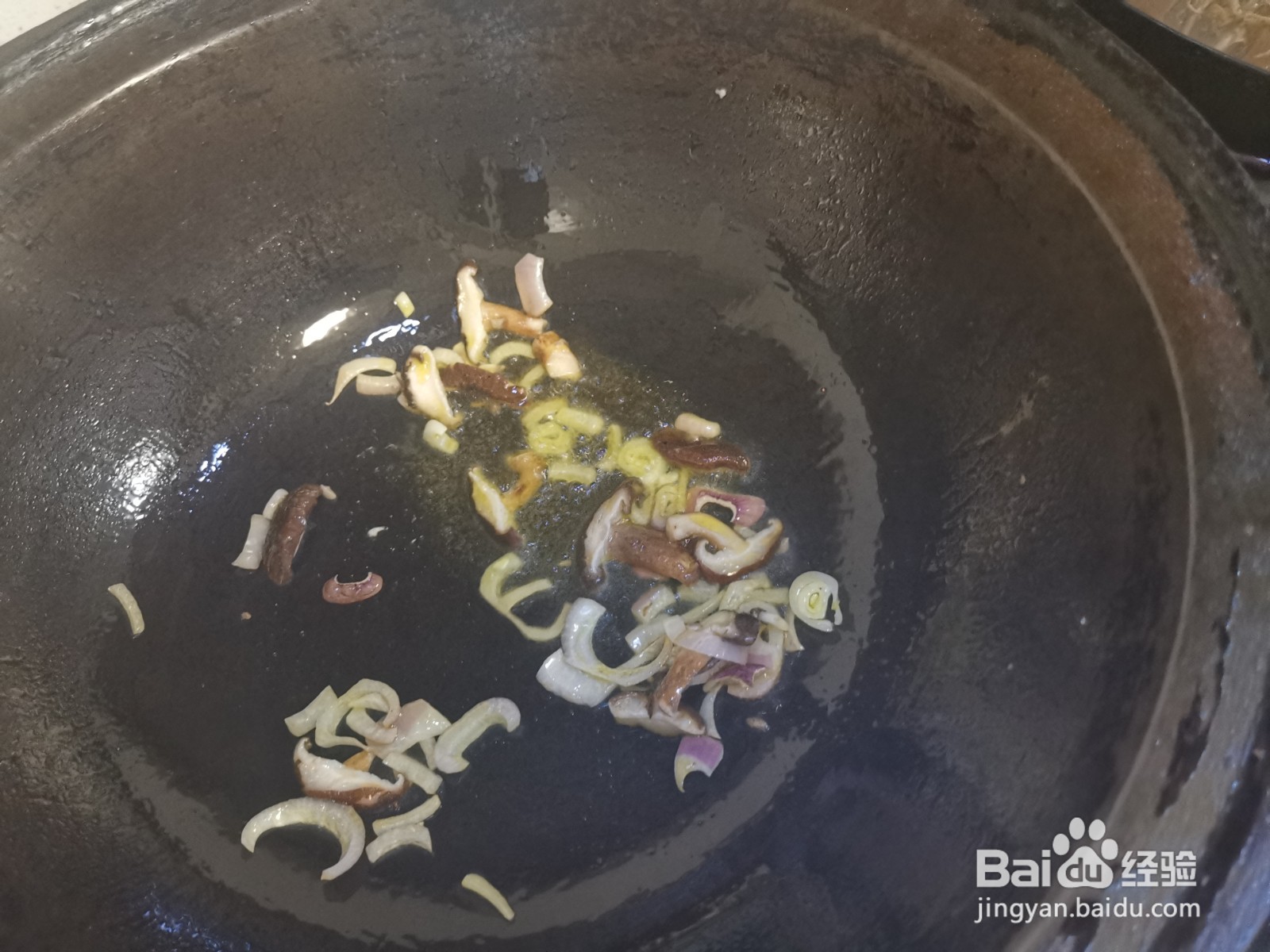 鸡胸肉炒香菇花菜的做法