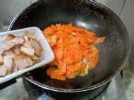 胡萝卜回锅烤肉的做法