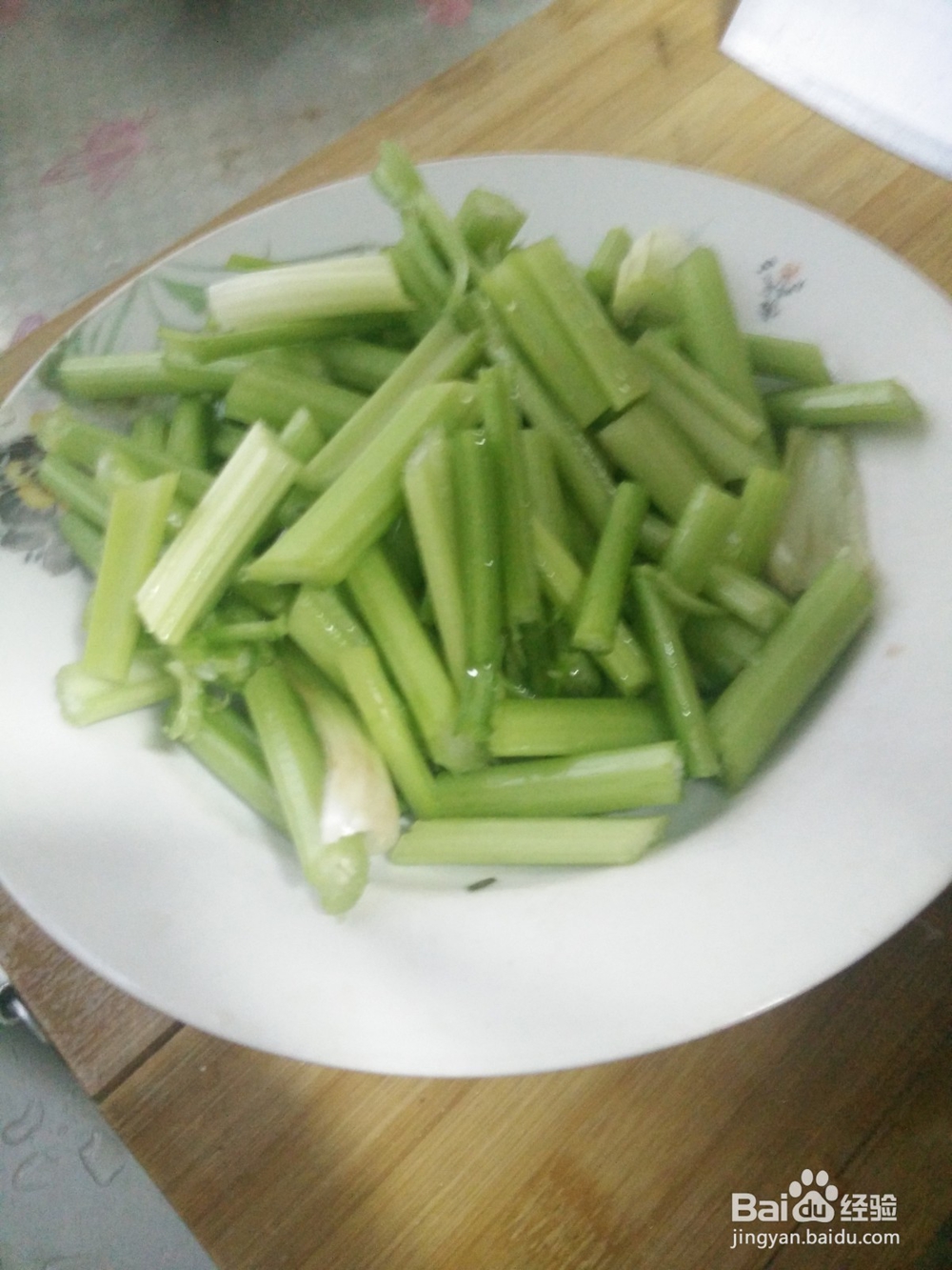 超级好吃的芹菜炒肉 家常炒菜