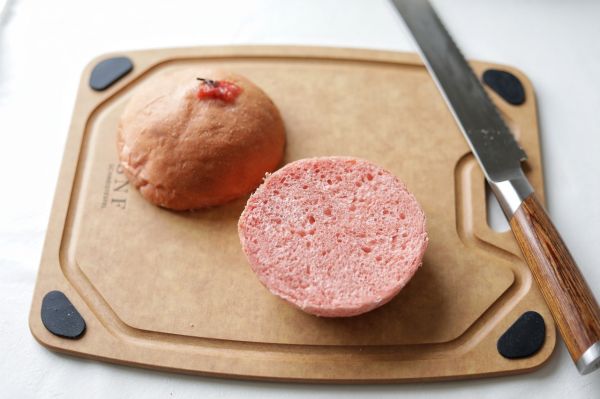 粉红色糖渍樱花牛肉汉堡