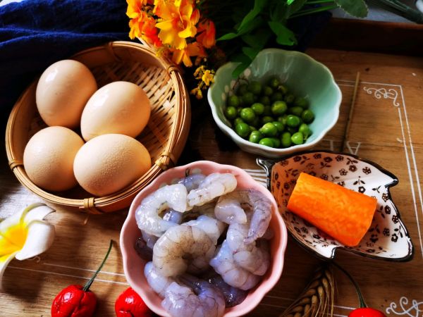 鲜蔬虾仁炖蛋。