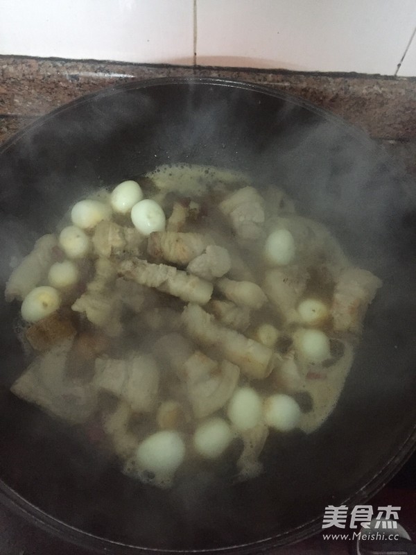 麻辣鹌鹑焖五花腩