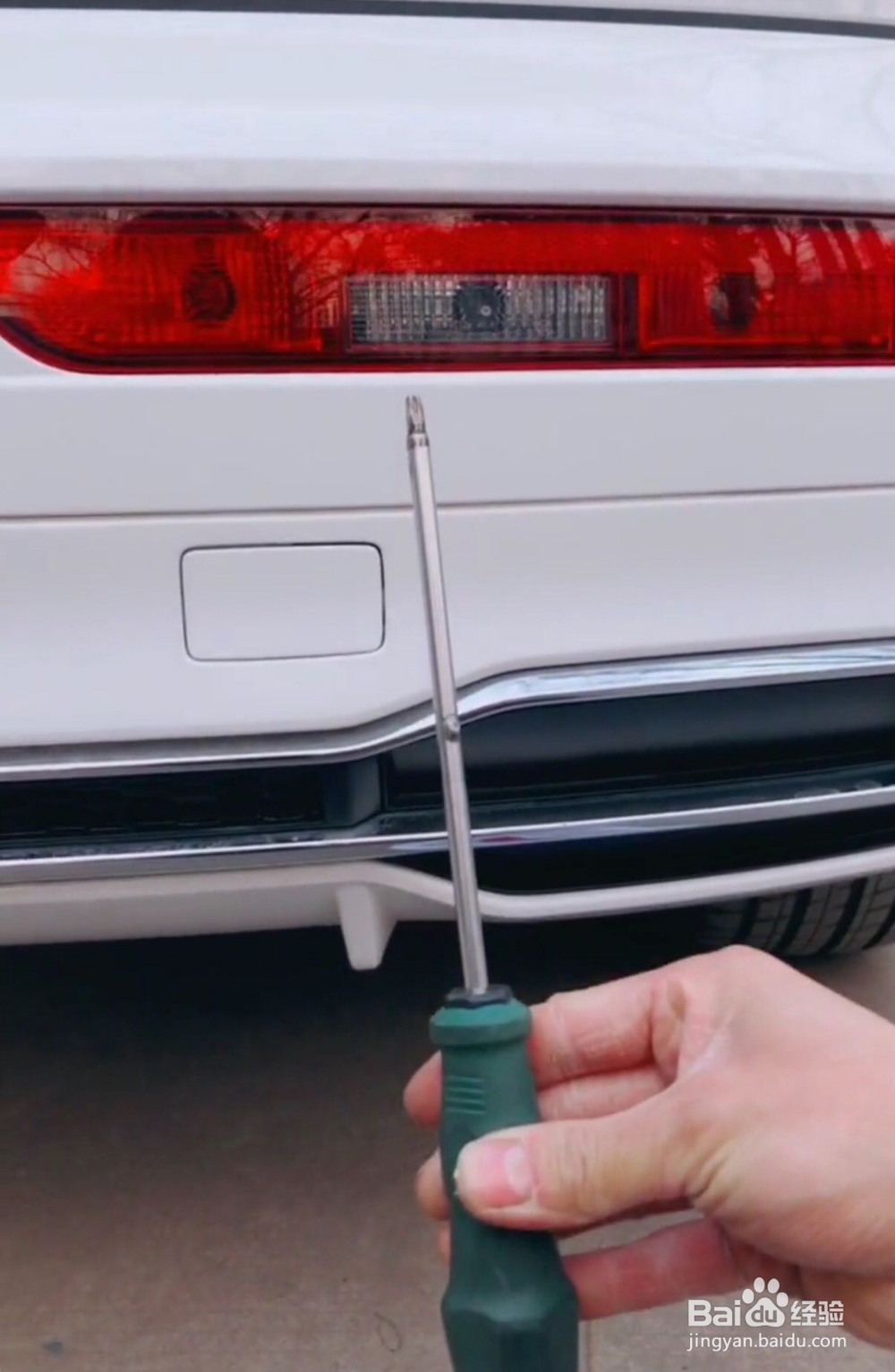 新款奥迪Q5后杠杠灯怎么拆卸