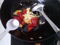 西红柿鸡蛋炝锅面的做法