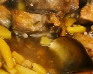 土豆焖排骨的做法
