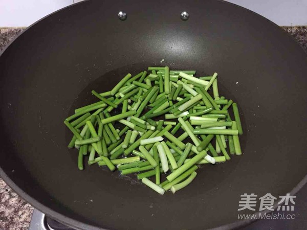 蒜苔炒鸡蛋的做法