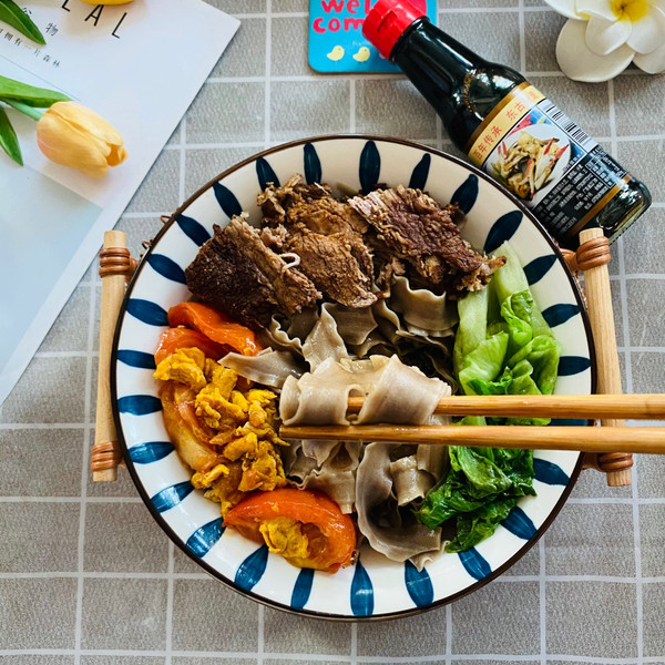 西红柿鸡蛋生菜卤牛肉煮荞麦刀削面
