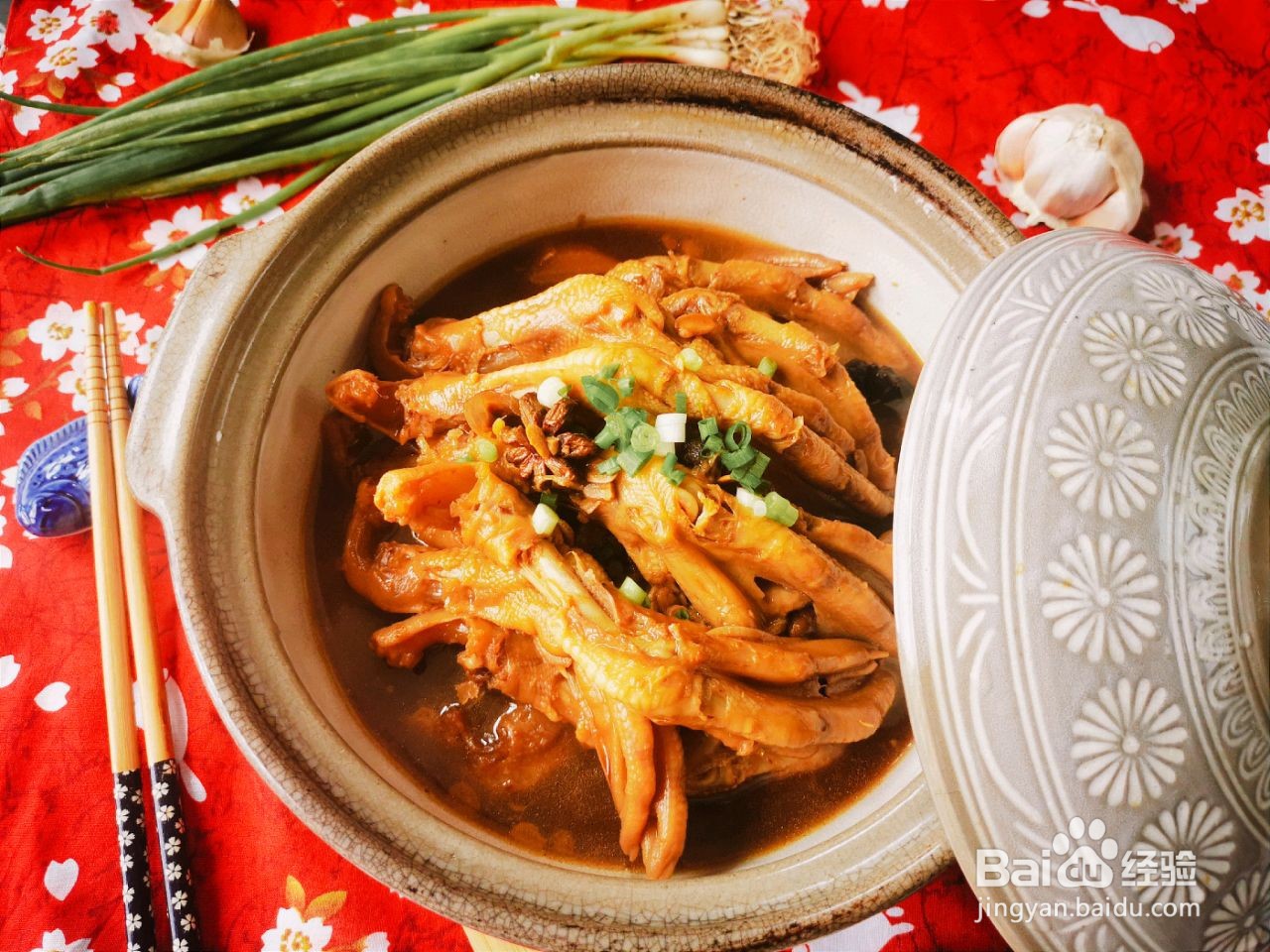 酱香鸭掌煲的做法