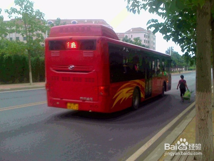 注意道路边上行驶的车辆