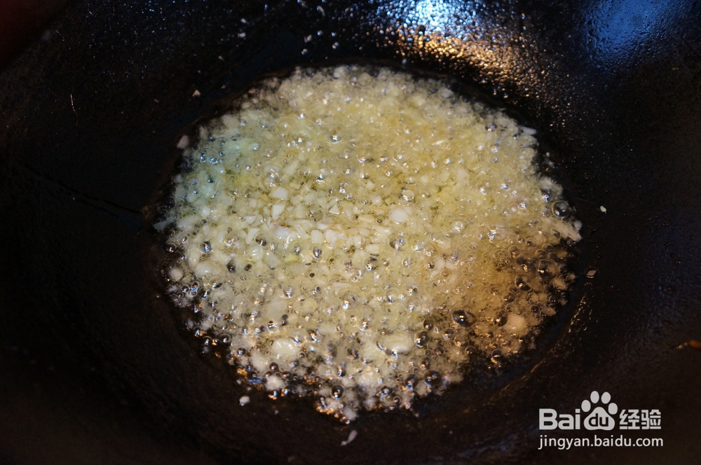 爽脆可口的本帮葱油河虾