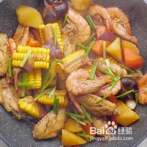 如何制作咸香的啤酒鲜虾鸡翅香菇煲?