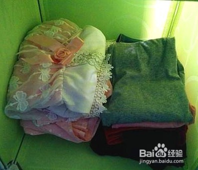换季时如何整理孩子的衣柜，才不让它乱成一团。