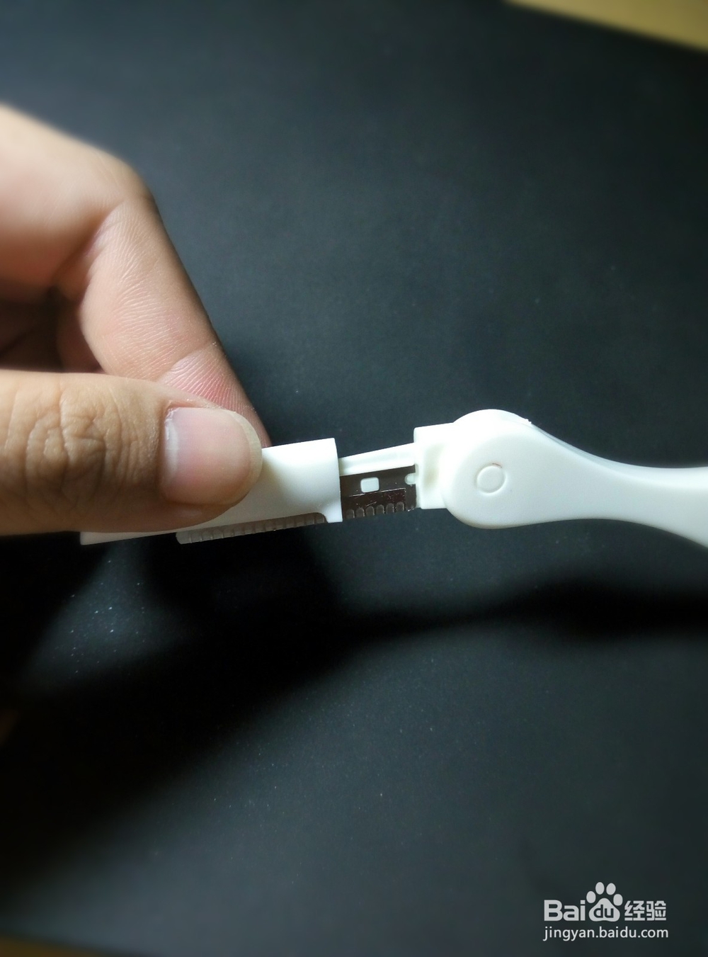 简易修眉刀如何换刀片