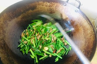 韭苔炒牛肉怎么做