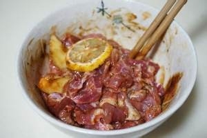 柠香梅花肉的做法