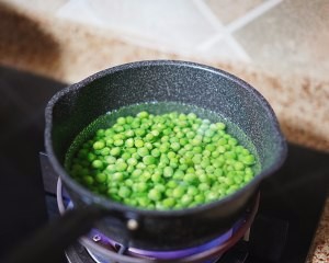 如何做好吃豌豆炒腊肠