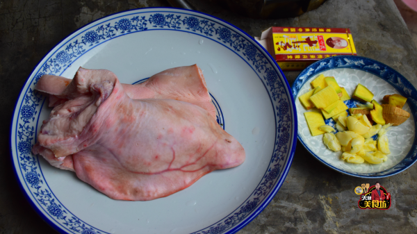 十三香卤猪耳朵