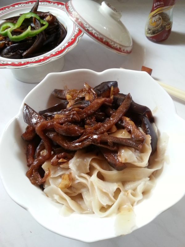 豆酱茄子条拌刀削面