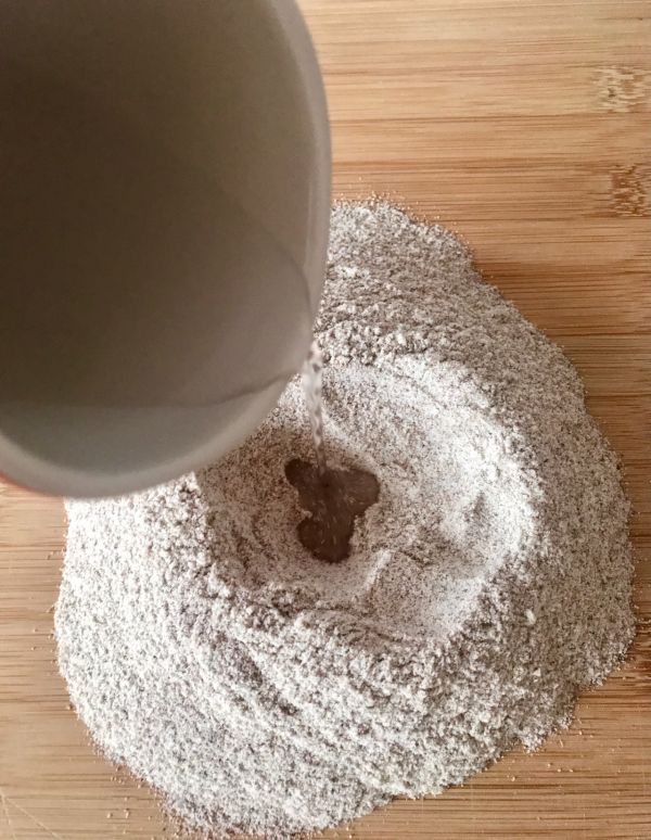 黑全麦自发素菜包