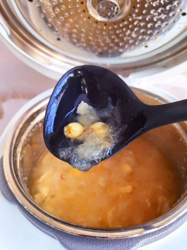 燕窝莲子百合银耳羹