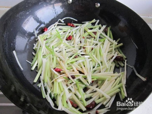 毛芹菜炒土豆的做法