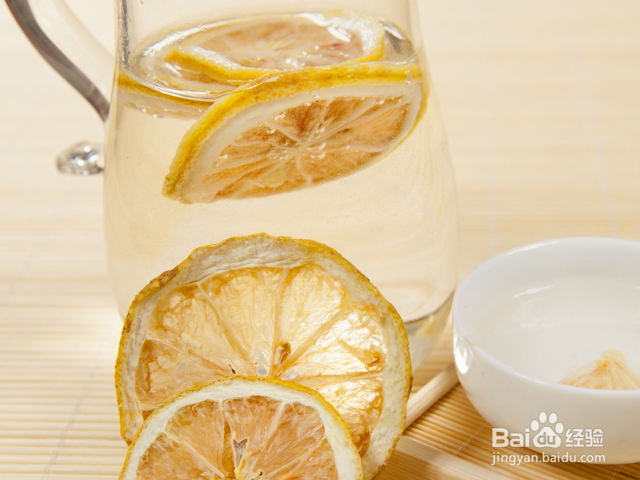 晒干的柠檬片泡水有什么好处？