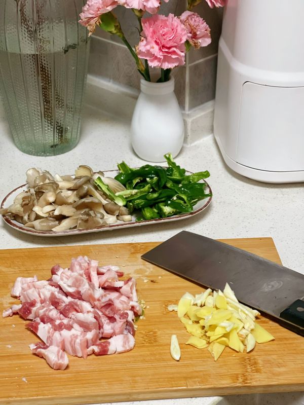 青椒平菇炒肉盖浇饭