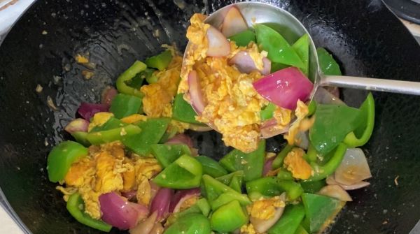 青椒洋葱炒鸡蛋